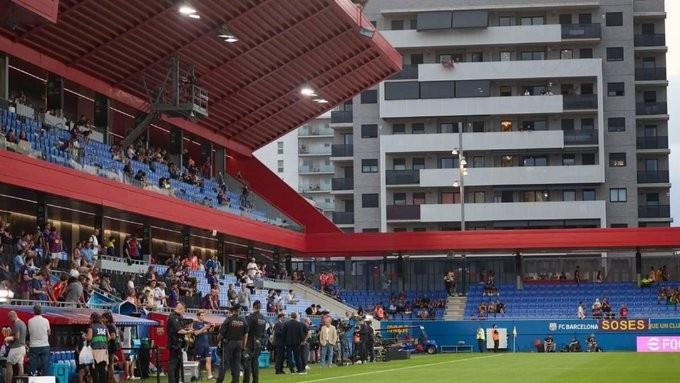 时更多的人, 锁上了通往, 阳台上免费 时更多的人, 锁上了通往, 阳台上免费