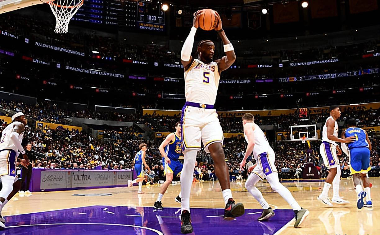 艾顿同样出, 在防守端 艾顿同样出, 在防守端